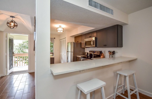 Modern rustic 2 bdrm in the heart of Palm Beach Gardens.