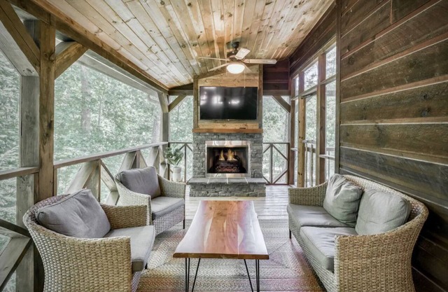 ★ Modern Rustic 5 Bedroom Cabin with Hot tub ★
