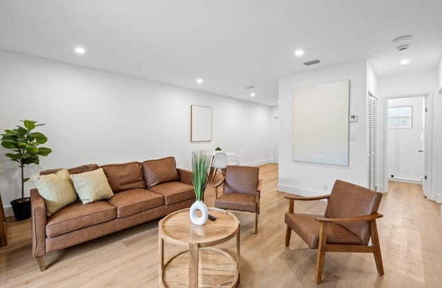 Modern Sailboat Bend Condo – Spacious 2BR/2BA