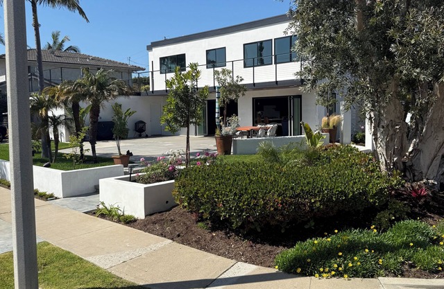 Modern Seal Beach Retreat Walk to Pier Relax & Explore OC Attractions