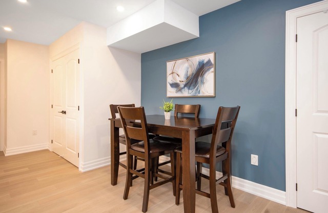 Modern, Self Contained Suite with Private Entrance, free parking and WIFI
