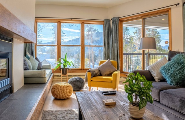 ☀Modern Serene Sunny with Mountain Views | Minutes to Fun☀