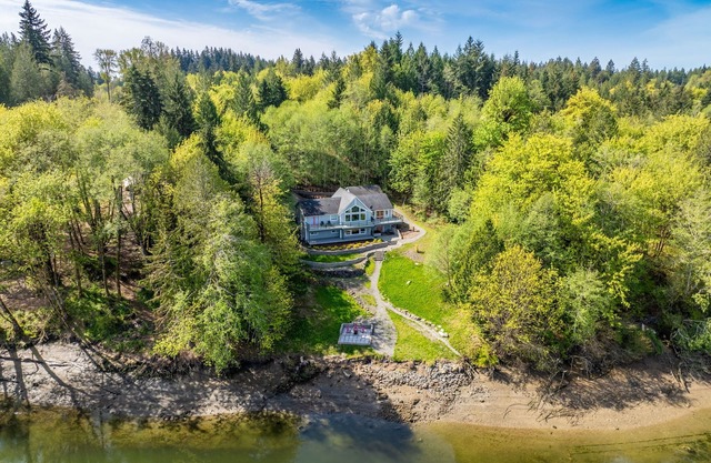 Modern Shelton Waterfront:Hot Tub,Games&Serenity