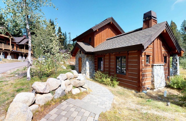 Modern ski-in/ski-out cottage with gas grill & outdoor fire with log seats