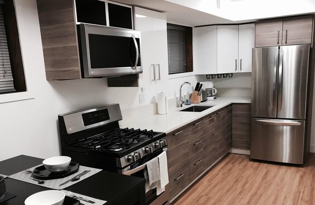 MODERN-SLEEK-BRIGHT Avondale Apartment...Ideal Northside Location