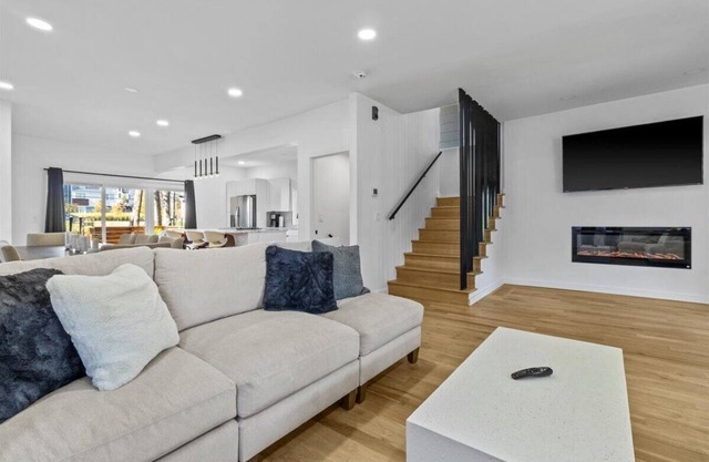 Modern Sleek Home! Near ALL Entertainment Districts!