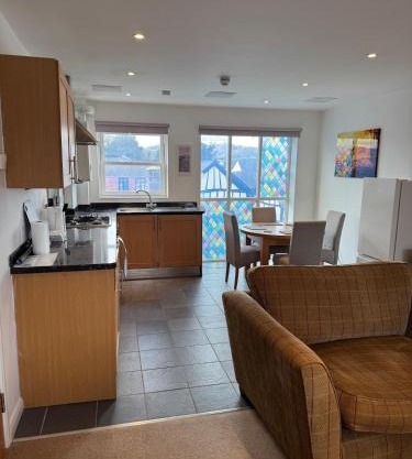 Modern, sleeps 6, rural market town, Llani