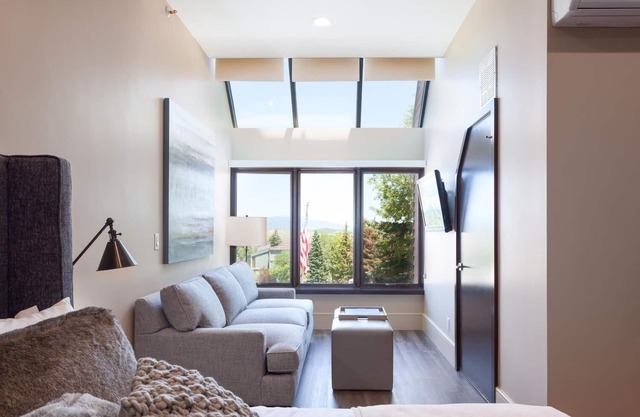 Modern Slopeside Studio, Walk to Lift! Outdoor Hot Tubs Pool! Pure Luxury!