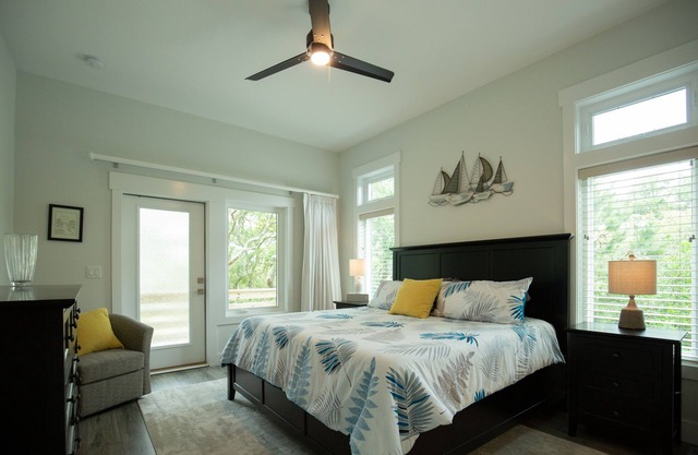 Modern Soundfront Studio, Pier access, Sunsets, Fishing, Watersports, Beach
