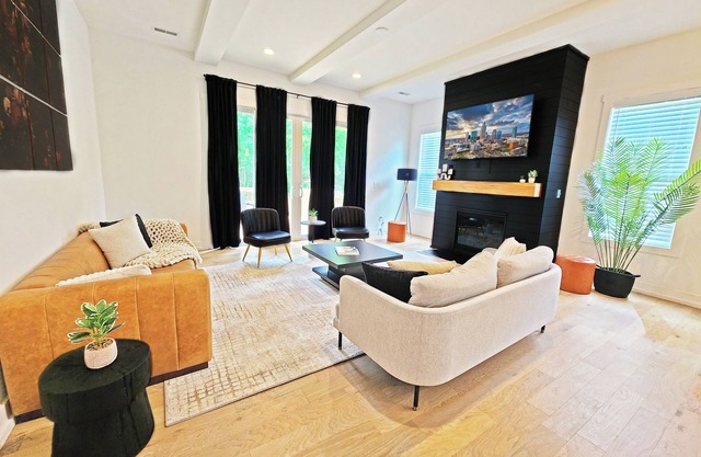 Modern South End Home that Sleeps 10 - Walk to Bars!