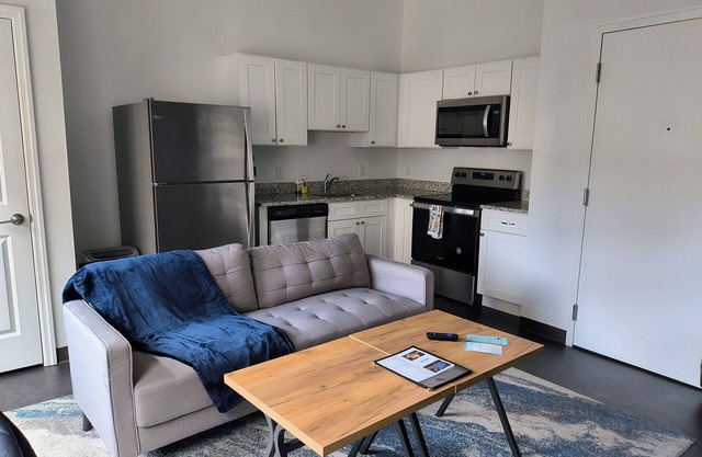 Modern Space Downtown by Point State Park, WIFI, Baby Crib, AC and Heater