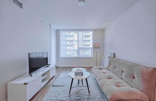 Modern & Spacious 1.5 BDR Condo near YVR & Costco