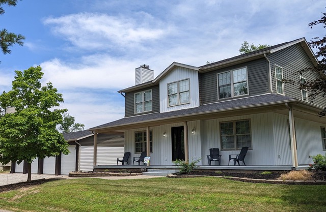 Modern & spacious 5-bedroom home w/jacuzzi - minutes from the lake!