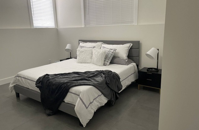 Modern spacious 2 bedroom apartment, close to all amenities