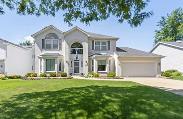 Modern, Spacious, & Convenient 4 BR/3.5 BA Home minutes from golf & shopping