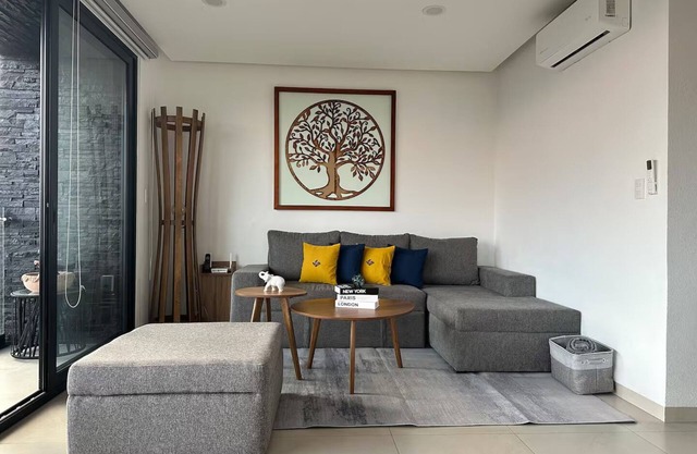 Modern & spacious condo in the best part of town