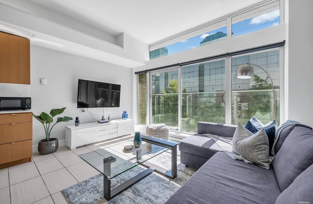 Modern Spacious Loft-Suite in Downtown Vancouver /Free Parking