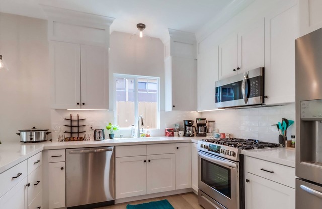 Modern & Spacious 3-Bedroom Home w Garage, 5 min to Beach, Downtown