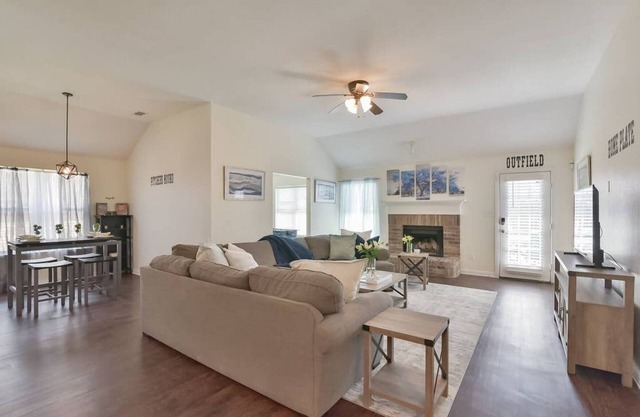 ★ Modern Sports Theme Getaway near AT&T & BLD★