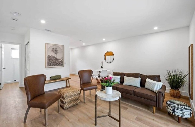 Modern Stay Condo- 2 bed 1 bath Near Riverwalk