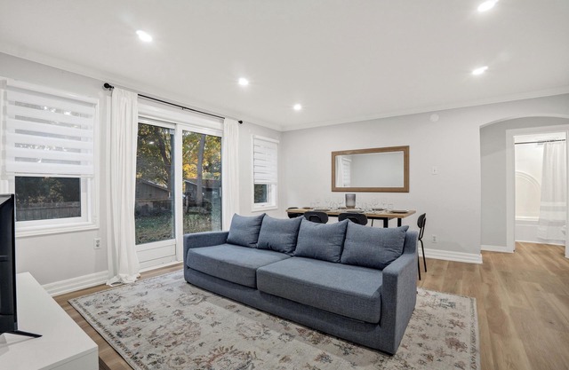 Modern Stay w/King Bed, 5 Mins to Hospital