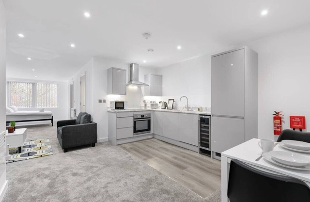 Modern Studio Apartment in Central Newbury