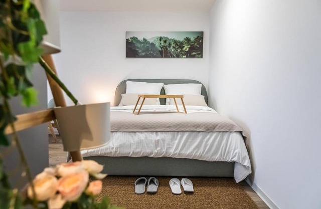 Modern Studio good located Balcony King Bed