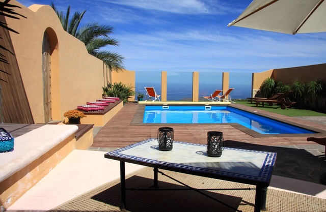 Modern studio with a sunny roof terrace - views of the sea and mountains, brine pool