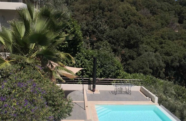 Modern studio with magnificent sea view in a quiet, leafy setting