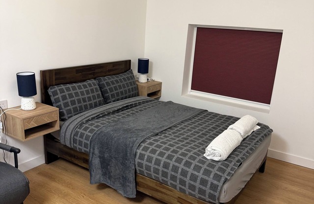 Modern Studio with private Bathroom & Kitchenette in 3 bed apartment