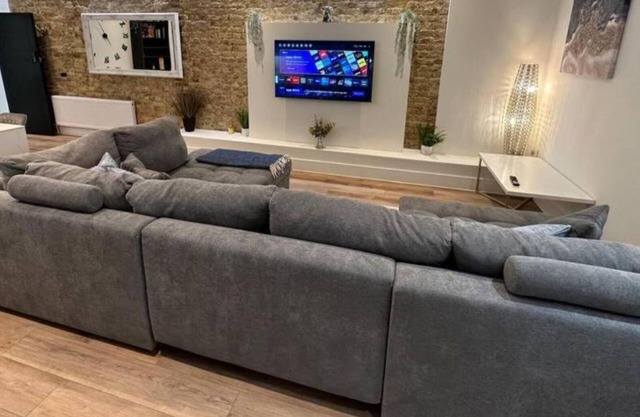 Modern & Stunning 2BR w/WiFi & Netflix - Excellent Location Nr Westcliff Beach