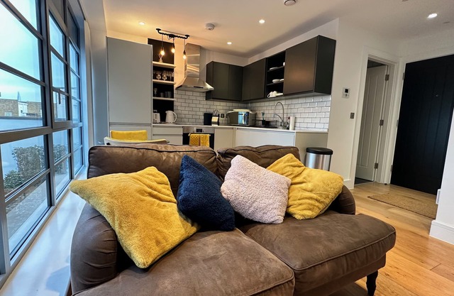 Modern & stylish 1 bedroom flat - ideal for couples, solo & business travellers