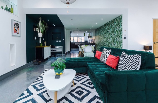 Modern Stylish 2-bedroom house & on-site parking