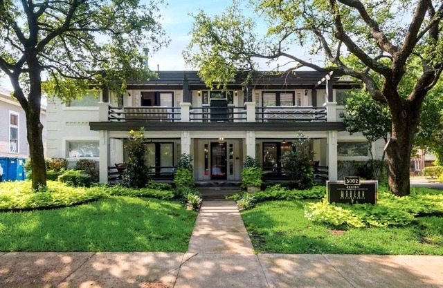 Modern & Stylish 2BR/1BA loft in Dallas’ Historic Deep Ellum/Junius Heights District. Features king & queen beds, private balcony, and access to an offsite award-winning courtyard retreat.