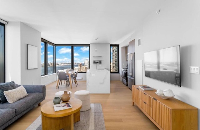 Modern Stylish 2BR 2BA Apartment in Hudson Yard
