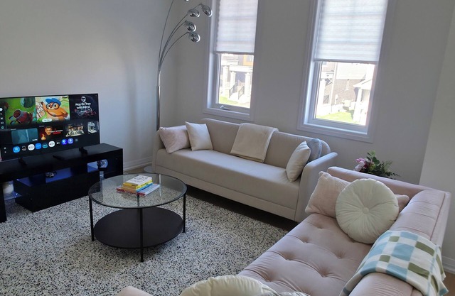 Modern & Stylish Cozy Home/Balcony, Wifi – 15 min from Hamilton