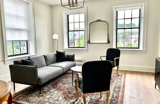 Modern suite (2 Queens) on the River