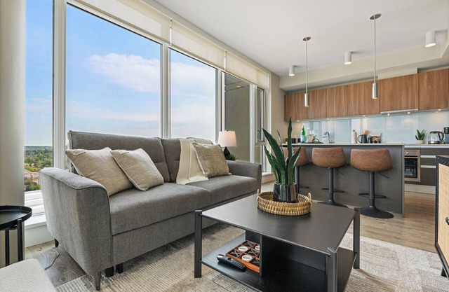 Modern Suite Calgary Downtown 5 min walk Stampede