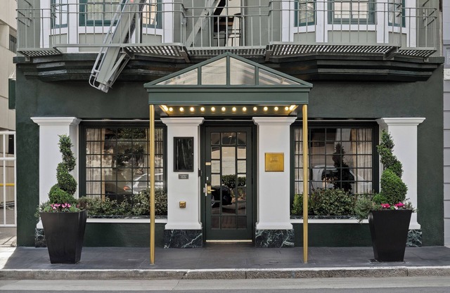 Modern Suite Surrounded by World-Class Art w/Free WiFi & Breakfast