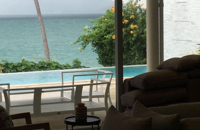 Modern 7-bedroom villa with sea view