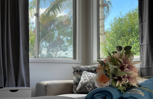 Modern than 3 bedroom house with office space in the center of Kallangur