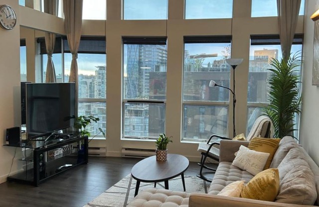 Modern top-floor 1-bedroom loft with free parking