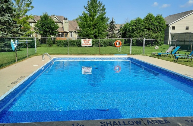 Modern Tornbury townhouse walk to everything, seasonal rental available