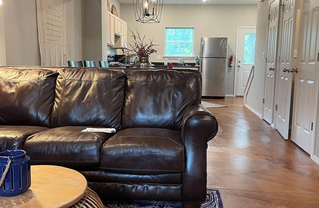 Modern townhome 10.1 miles from Razorback Stadium