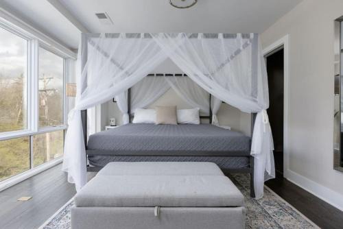 Modern Townhome, Large Game Room with Ping Pong, 10min to Downtown! Sleeps 10!