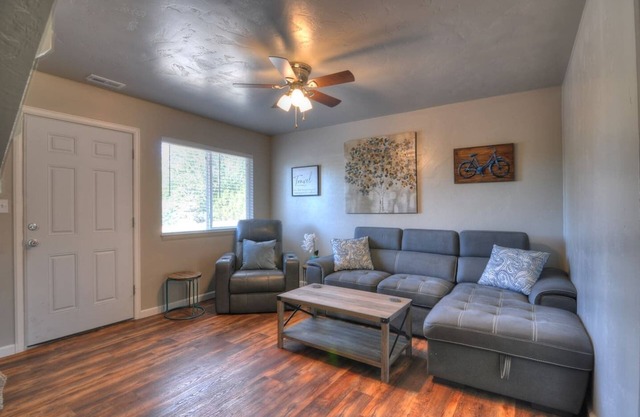 Modern Townhome with private HOT TUB!