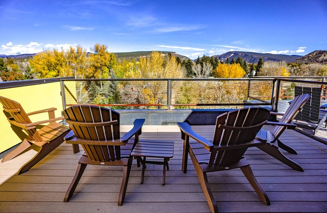Modern Townhouse on the River w/AC, Roof Top Deck