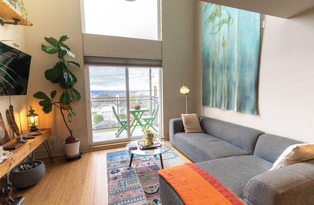 Modern townhouse- with a view! Close to downtown