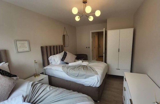 Modern Tranquility: Chic 2BR Flat, Mins from Park