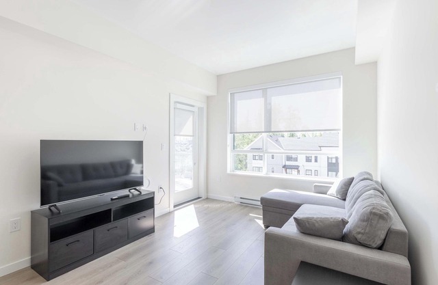 Modern & Tranquil Langley Gem ~ Balcony ~ Parking!